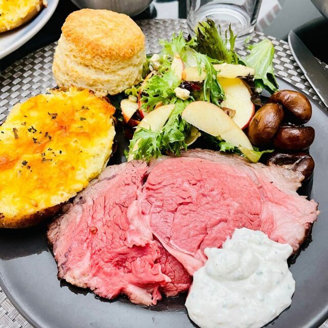 Thanksgiving dinner☆
Comment “recipe” to get the biscuit recipe and the apple salad recipe!
Hope you all had a happy Thanksgiving🦃
We are not so “traditional”, so we just made whatever we were fancy to eat😋
Here is our all-made-from-scratch-dinner menu:
☆Roast beef with creamy horseradish sauce
☆Twice baked potatoes
★Healthy apple salad
★Biscuits
★Teriyaki mushrooms
☆Pumpkin pie
☆ was my responsibility👩🏻🍳 and ★ was my husband’s responsibility👨🏼🍳
I was really satisfied and content with all the food, and especially loved my husband’s biscuits as usual and the creamy horseradish sauce that I made for the first time was a hit🤩
Check out the recipes of the “Healthy Apple Salad” & “The Best Homemade biscuits” in the “Recipe🍽” in my Story Highlights💗
What did you have for your Thanksgiving dinner?
Recipes, Cooking Tips, Cooking Videos
⇩⇩⇩
EATwithOHASHI.com
(Website link in bio @EATwithOHASHI_official )